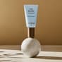 balení očního krému The Recipe Eye Cream stojící na betonové kuličce